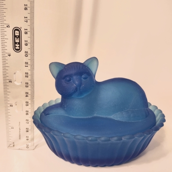 VINTAGE WESTMORELAND FROSTED BLUE SATIN GLASS CAT IN BASKET CANDY DISH - Picture 5 of 15